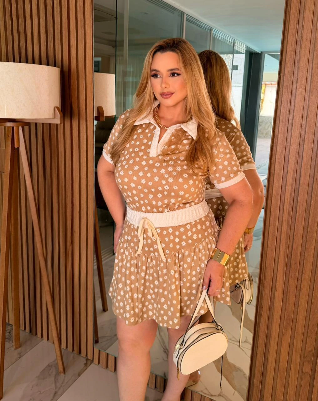 Conjunto Blusa de Manguinhas e Short Saia com Cadarço no corpo