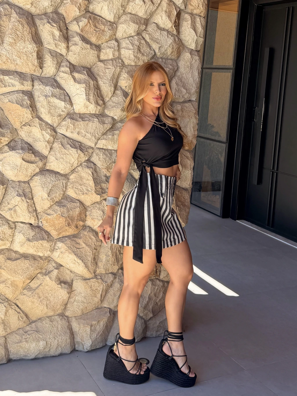 Conjunto Cropped de Manga Unilateral e Short Saia no corpo